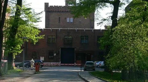 Wychowawca zakładu karnego przyłapany z długopisem - kamerą