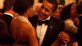 "National Enquirer" napisał o rozwodzie Michelle i Baracka Obamów, na co Biały Dom na swojej stronie odpowiedział tym zdjęciem prezydenckiej pary