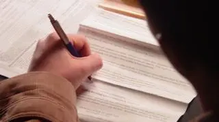 56-latek myślał, że podpisuje umowę o pracę, a wziął kredyt
