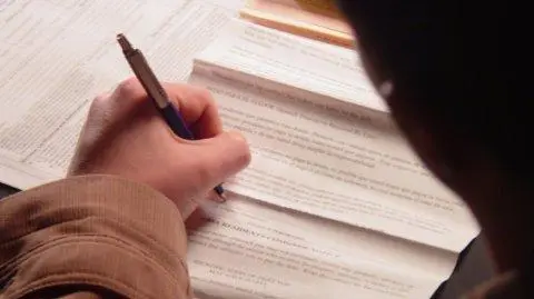 Myślał, że podpisuje umowę o pracę, a wziął kredyt