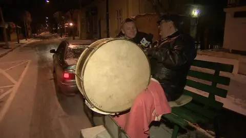 Bamblowaniem budzą na mszę