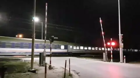 POZNAŃ: pociąg jedzie, rogatki w górze