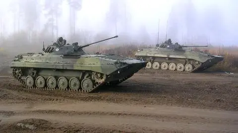 Wozy bojowe piechoty BMP-2 w czasie ćwiczeń [na nagraniu: testowanie zdolności bojowych BMP-3]