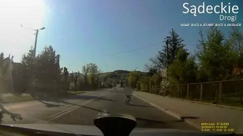 Dziecko na rowerku, na środku drogi