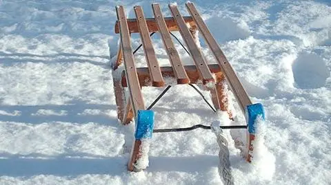 Matka przyczepiła sanki do samochodu