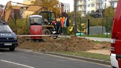 Dwie osoby przysypane ziemią. Jedna nie żyje