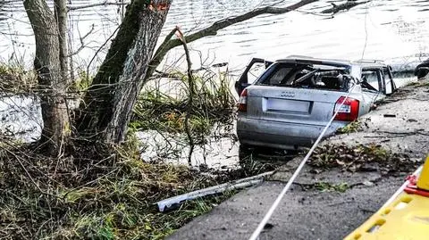 Strażacy wyłowili auto ze stawu