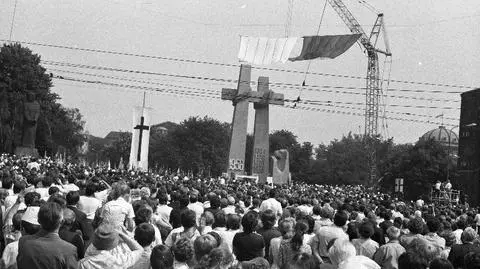 Krzyże, wielka flaga i 200 tysięcy osób. 
Historia Pomnika Ofiar Czerwca 1956 