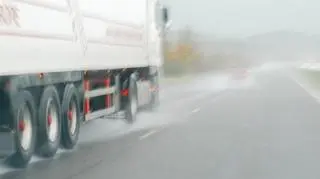Nastolatkowie rzucali bryły lodu na ciężarówki