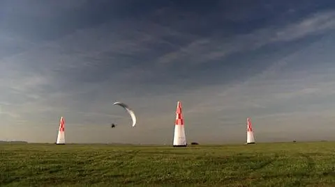 Slalom trzy metry nad ziemią. 
Motoparalotnie nad Rudnikami