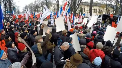 Fala protestów przeciwko konkretnym działaniom władzy