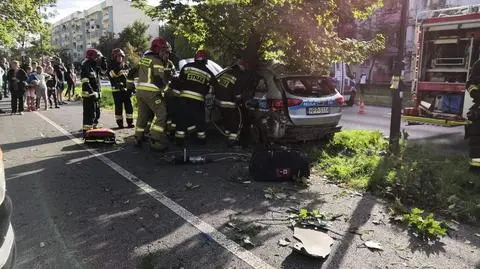 Radiowóz zderzył się z autem na skrzyzowaniu wbił w drzewo