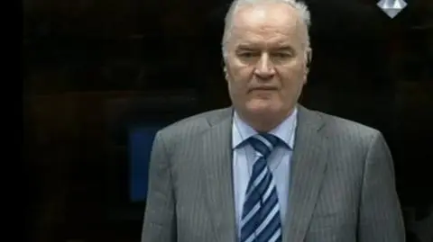 Mladić jest oskarżony o zbrodnie wojenne. Na nagraniu ekshumacja zwłok w Srebrenicy po 1995 roku