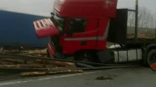 Ciężarówka z drewnem blokuje obwodnicę Trójmiasta