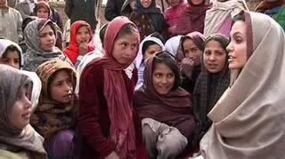 03.03 | Aktorka Angelina Jolie, Ambasadorka Dobrej Woli UNICEF, wyruszyła z misją do Kabulu w Afganistanie. W czasie dwudniowej wizyty spotkała się z uchodźcami i uczniami. (APTN)
