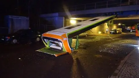 Dach autobusu został całkowicie zerwany