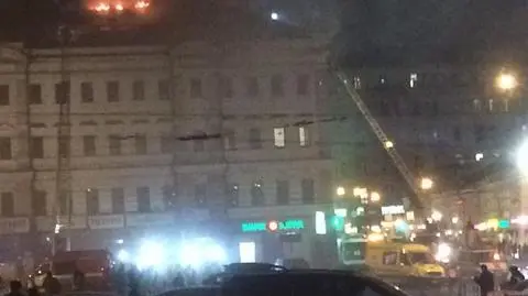 Płonie centrum handlowe w centrum Moskwy
