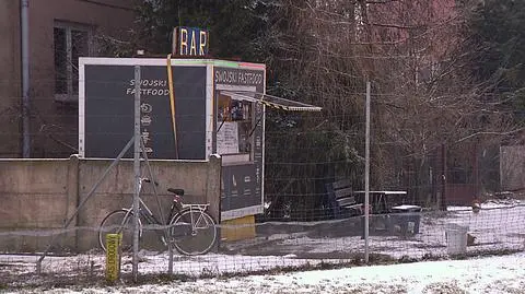 Paprotnia: bar przy ekspresówce za płotem