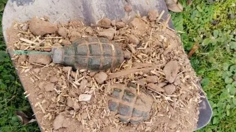 Znalezione granaty starsza kobieta wyniosła szuflą 