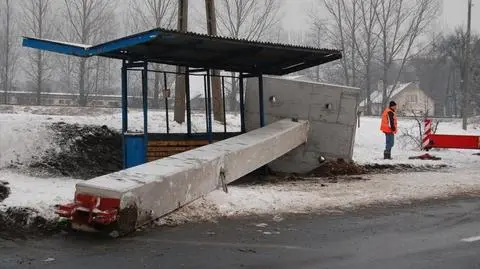 12-metrowy słup spadł z ciężarówki