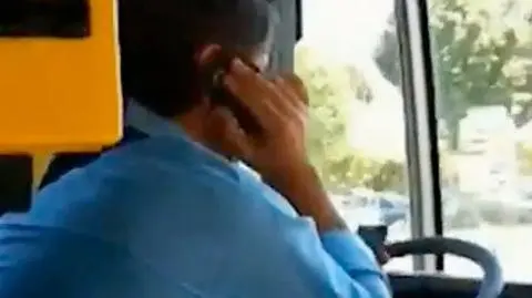 Włoch prowadził autobus łokciami