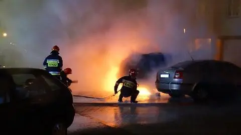 Nocny pożar aut w Kaliszu. Spłonęły BMW, rover i skoda
