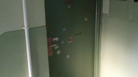 Pijana matka biła i dusiła 8-letniego syna smyczą. Usłyszała zarzuty