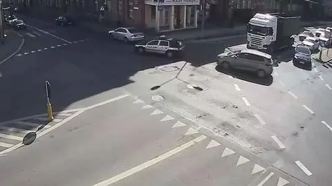 Legnica. Policjanci eskortowali rodzinę z mdlejącym dzieckiem