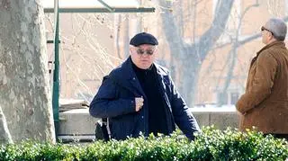 Abp Wesołowski na spacerze w Watykanie