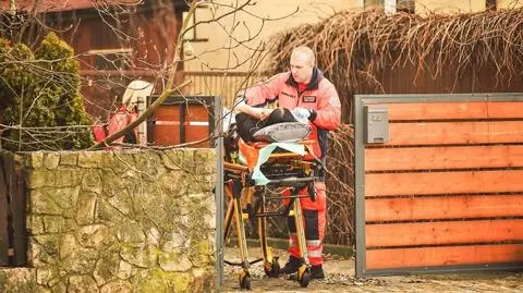 Pogotowie zabiera ranną w strzelaninie 53-latkę