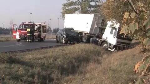Wjechali prosto pod ciężarówkę. Dwie osoby zginęły w wypadku pod Piłą