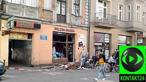 Urwał się balkon. Runął na chodnik