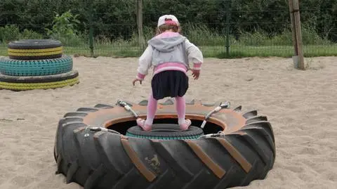 Plac zabaw z odzysku - bujaki z opon, labirynt z palet