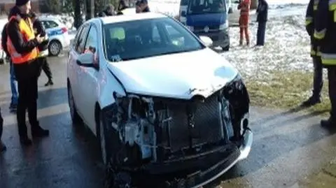 Zatrzymał się za blisko torów. Pociąg przejechał… i po zderzaku
