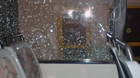 Ktoś ostrzelał warszawskie autobusy