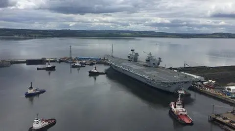 HMS Queen Elizabeth gotowy do rejsu (nagranie archiwalne wyprowadzenia lotniskowca z doku)