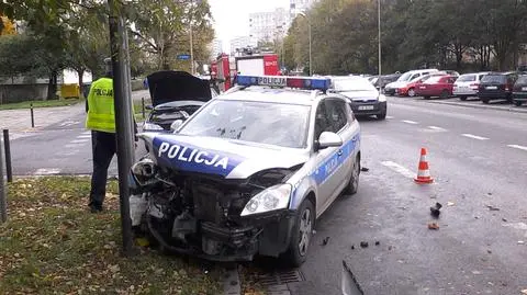 Trzy osoby ranne w zderzeniu radiowozu z samochodem osobowym. "Policjant nie zachował ostrożności"
