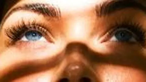 Kto chce końca Megan Fox?