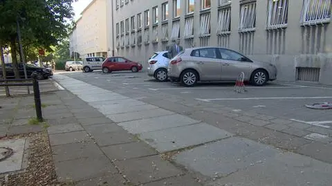 Poznań. Urzędnicy na parking jadą chodnikiem, obok straży miejskiej