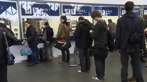 Kolejki przy dworcowych kasach