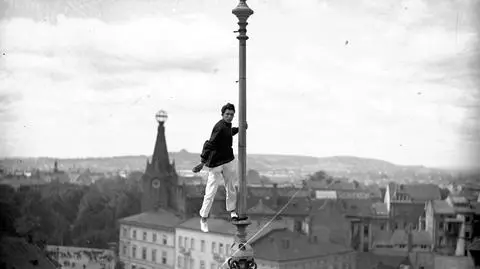 Człowiek-mucha wykonujący akrobacje na dużej wysokości w Krakowie w 1928 r.