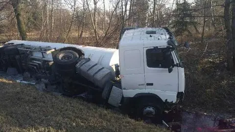 Zderzenie cysterny z osobówką. Wyciekł olej opałowy
