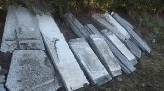 Na niektórych płytach wciąż widać ślady po zdemontowanych krzyżach 