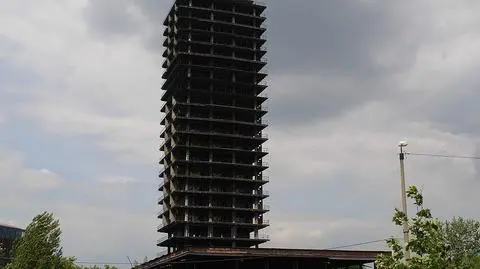 "Szkieletor" - niedokończony biurowiec NOT w pobliżu ronda Mogilskiego