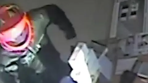 Policja szuka mężczyzny w kasku