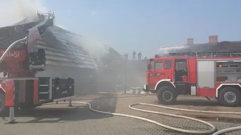 Pożar restauracji pod Kaliszem. Z ogniem walczy 12 zastępów