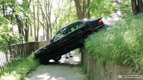 Gorzów Wielkopolski: Auto się stoczyło ze skarpy