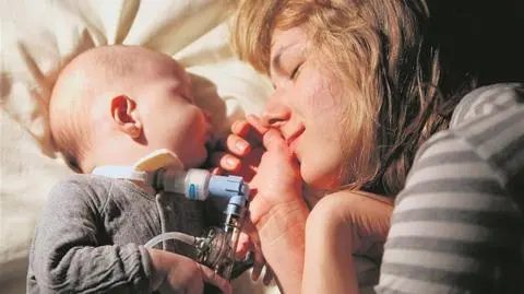 Kilkumiesięczny Leoś podczas snu, z mamą - Magdaleną Hueckel