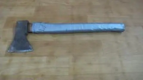 Siekiera uderzyła w jadący samochód