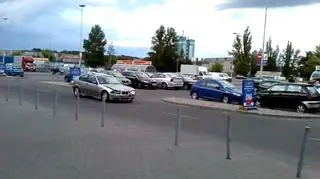 BMW podczas ucieczki przez parking przy Tesco